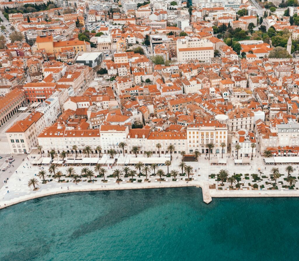 Split, pogled iz zraka na grad i more
