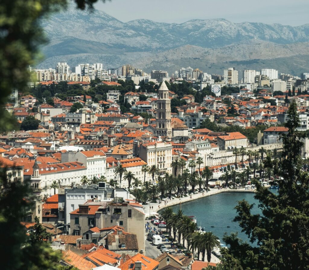 Splitska riva s planinama u pozadini